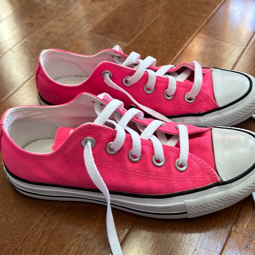 Converse tennis shoes pink